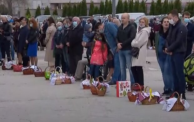 Люди на Пасху в Украине . Фото: скриншот YouTube-видео