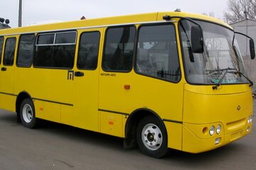 В Киеве водитель маршрутки чуть было не зажал дверью коляску с ребенком. На этом его «подвиги» не заканчиваются