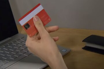 Банківська картка. Фото: скріншот YouTube-відео