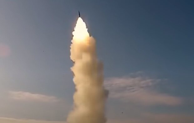 Ракета у небі. Фото: скріншот YouTube-відео