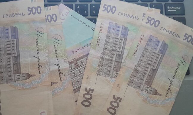 Нові пенсії, правила ВПО, по 4500 кожному: набули чинності масштабні зміни. Фото: СТІНА