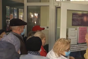 Украинцы массово бросились в банки. Фото: скрин ТСН