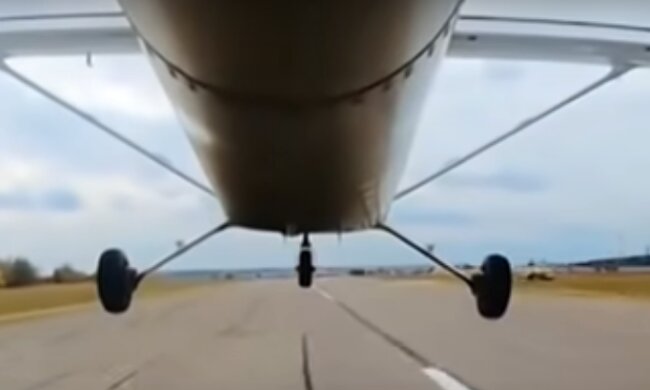 Самолет. Фото: скриншот YouTube