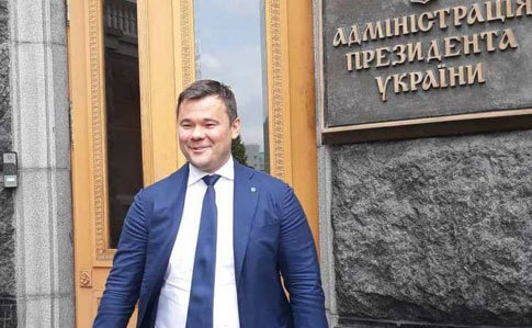 Безумное декольте, роскошные девахи: в сеть выставили, как глава офиса Зеленского гульбенил на День Независимости