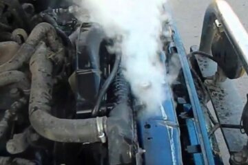 Двигун закипів. Фото: скріншот Youtube