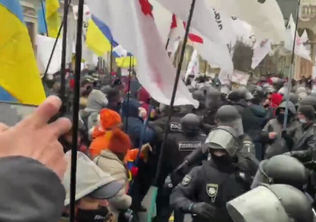 Митинг под Радой. Фото: скриншот Facebook-видео