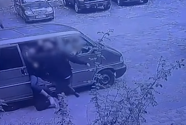 Двое полицейских избили парня у ТЦК - теперь им грозит 8 лет тюрьмы