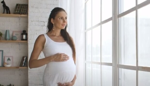 Беременность. Фото: скриншот YouTube-видео