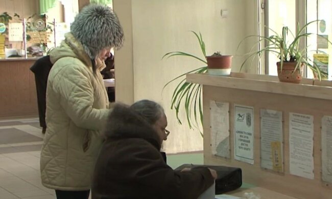 Украинцам раздадут почти по тысяче гривен: документы принимают уже с 1 декабря, подробности