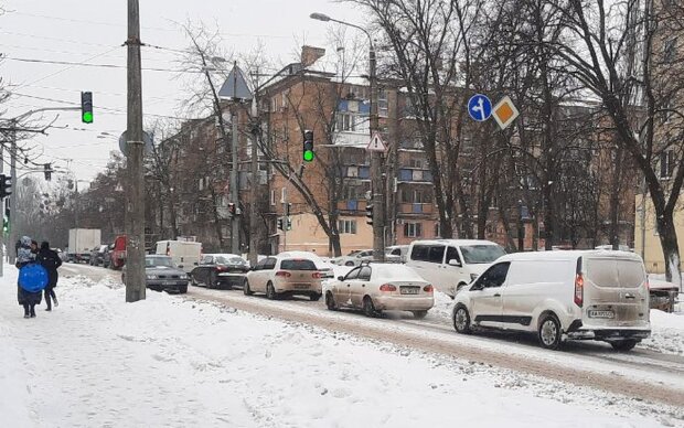Взимку дорога з машинами. Фото: Стіна