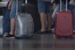 Должнику по алиментам могут запретить выезжать заграницу. Фото: YouTube, скрин