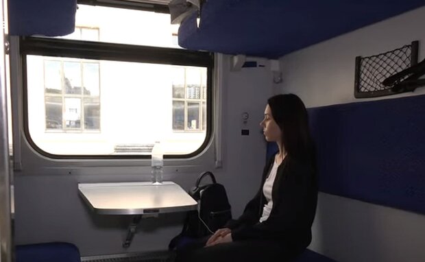 Дівчина у поїзді. Фото: скріншот YouTube-відео