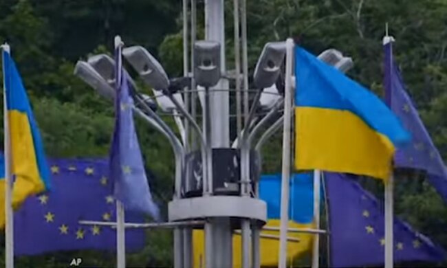 Флаги Украины и ЕС. Фото: скриншот YouTube-видео