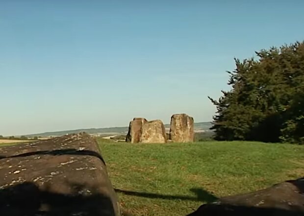 Кам'яні монументи. Фото: Скріншот з YouTube