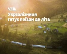 работник Укрзализныци проверяет систему кондиционирования в вагоне