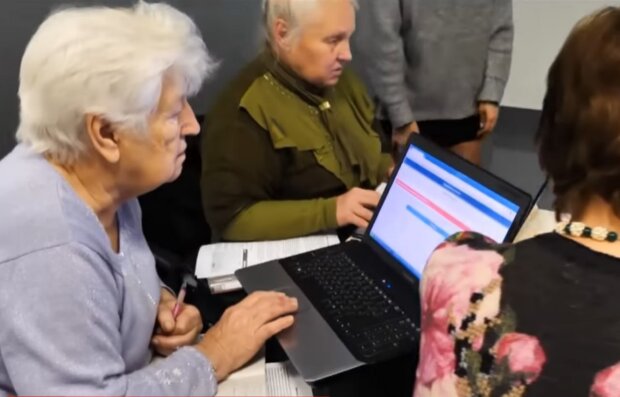 Бабушка за компьютером (скриншот YouTube)