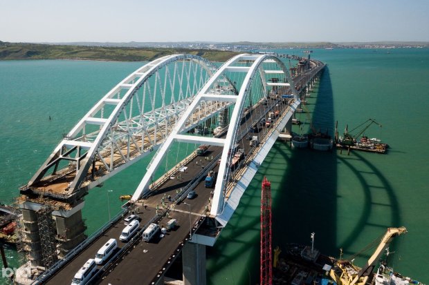 Кремль от страха угрожает Украине войной: фрегаты США за секунды снесут крымский мост