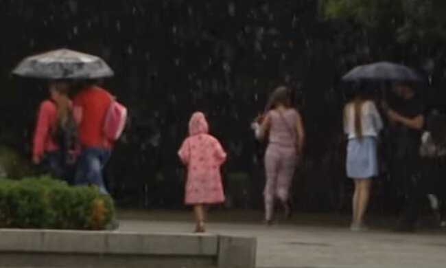 Влітку дощ. Фото: скріншот YouTube-відео