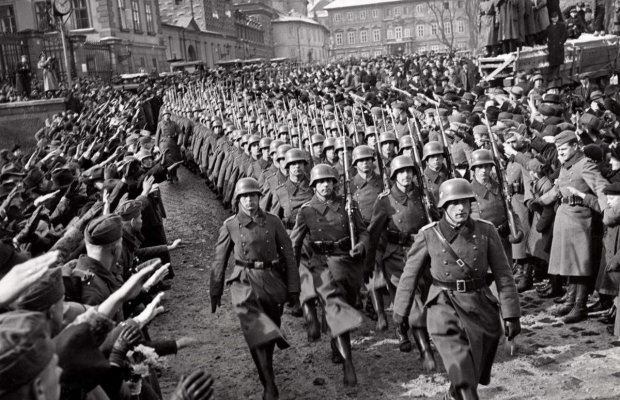 Зачем нацисты надевали платья: историки раскрыли правду об армии вермахта, фото