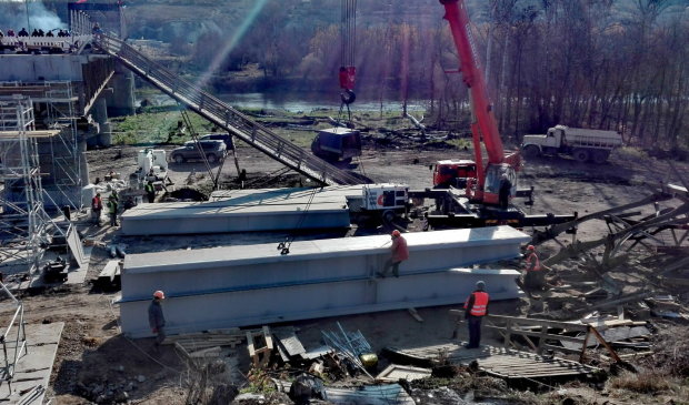 Мост в Станице Луганской: строители начали установку второй металлоконструкции (фото)