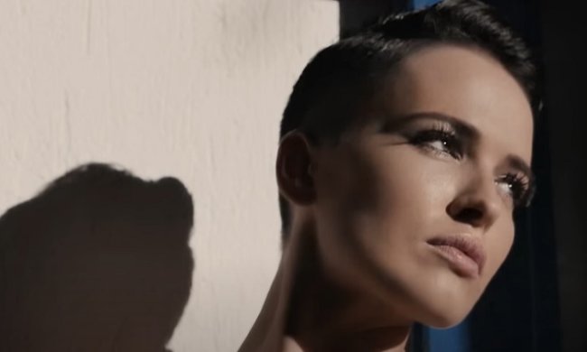 Даша Астафьева. Кадр из клипа "Управляй мной"