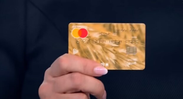 Банківська картка. Фото: скрін відео
