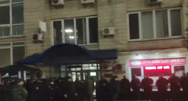 Полиция защищает здание посольства Израиля. Фото: скриншот видео из Telegram