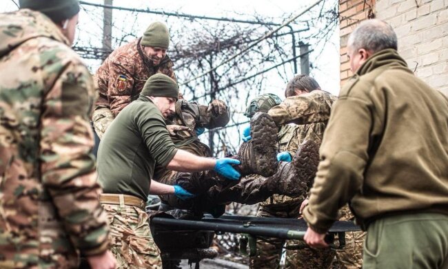 Допомога пораненому військовому. Фото: Telegram