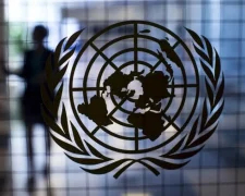 Прапор США на тлі будівлі ООН
