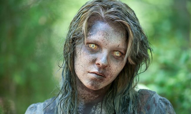 Апокалипсис уже наступил: уникальные кадры девушки "зомби" в Киеве, подробности