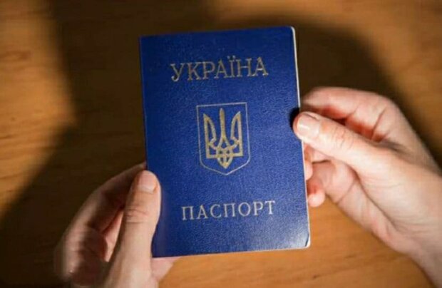 Український паспорт. Фото: скріншот Youtube-відео