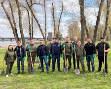 В Печерском районе Киева высадили 27 дубов Шевченко