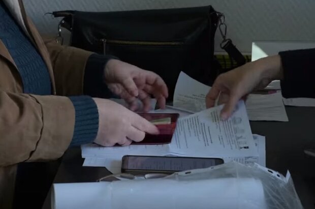 Представление документов. Фото: скриншот Youtube-видео