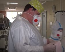 Лікар. Фото: скріншот YouTube-відео