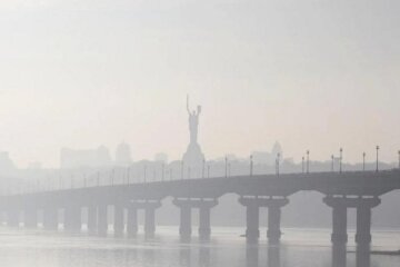 Покинуть улицу и закрыть все окна: в Киеве ЧП - очень опасно