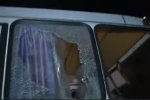 Протестующие разбили стекла в автобусе с людьми, фото: Скриншот YouTube