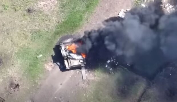 Горить російський танк. Фото: скріншот YouTube-відео
