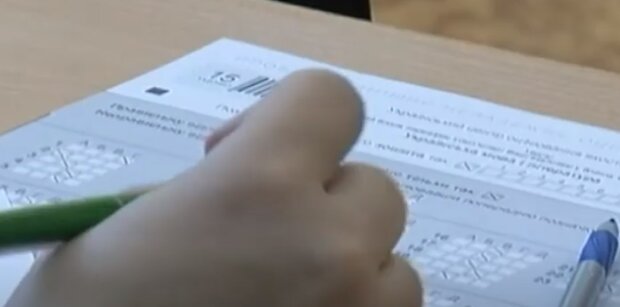 Зеленский подписал закон об отмене ЗНО для абитуриентов из ОРДЛО. Фото: сркиншот YouTube