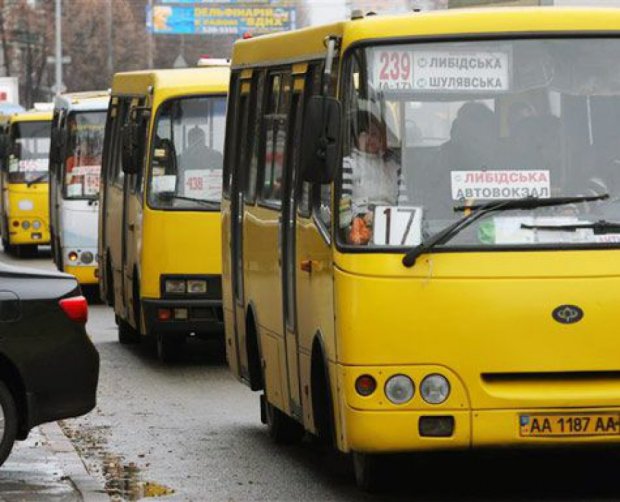 «Ни с того ни с сего»: В Киеве загорелась маршрутка с пассажирами