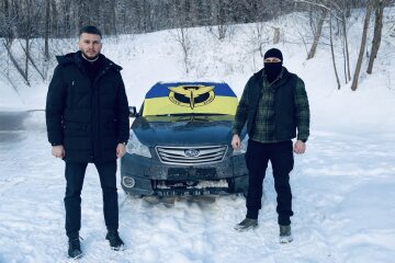 Совместный фронт: Арсений Пушкаренко и Евгений Медведовский передали авто спецназовцам