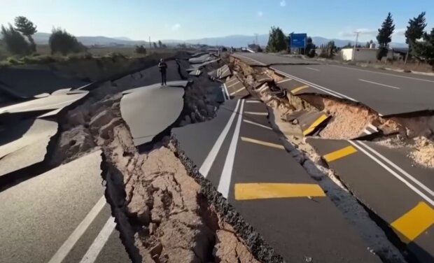 Разрушенная дорога в Турции после землетрясения. Фото: скриншот YouTube-видео