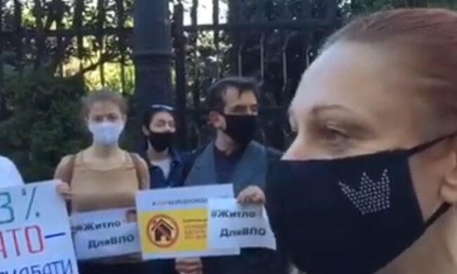 Переселенцы вышли на митинг. Фото: скрин youtube