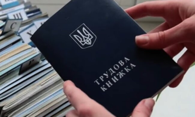 Трудова книга. Фото: скріншот YouTube-відео