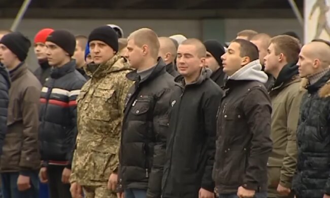 Военнообязанные. Фото: скриншот YouTube-видео