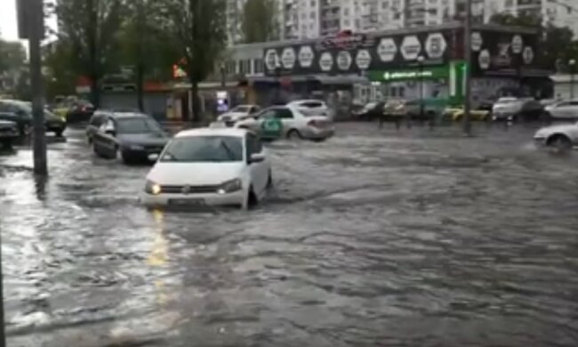 В Киеве снова затопило дороги. Фото: youtube