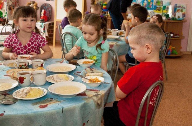 Ужасы питания в украинских детсадах: детям давали зараженную рыбу
