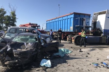 На Житомирщине несколько машин превратились в гору покореженного металла. Медики делают все возможное.