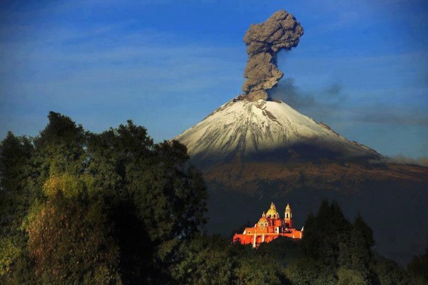 Вулкан с неприличным названием выбросил 5-километровый столб пепла