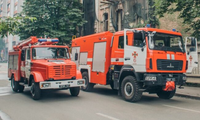 Киев в огне: спасатели сбились с ног, людей предупредили об опасности