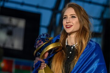 Украинка поразила весь мир, поставив рекорд по запуску бумажных самолетиков